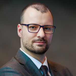Jornalista do portal Rynek Zdrowia, anteriormente do Dziennik Gazeta Prawna. Durante seus mais de sete anos de trabalho na DGP, ele lidou com questões relacionadas a fraudes financeiras, proteção ao consumidor, dados pessoais e propriedade intelectual e direito das novas tecnologias. Os materiais que ele preparou também abordaram questões relacionadas à indústria médica e farmacêutica, amplamente compreendida. Ele ganhou vários prêmios de jornalismo, incluindo: prêmios individuais na competição do Escritório de Patentes da República da Polônia para informações de mídia (2021-2024). Junto com Patryk Słowik, ele ganhou os seguintes prêmios: Władysław Grabski (2017, 2019) e Grand Press na categoria Jornalismo Especializado pela série de artigos intitulada 